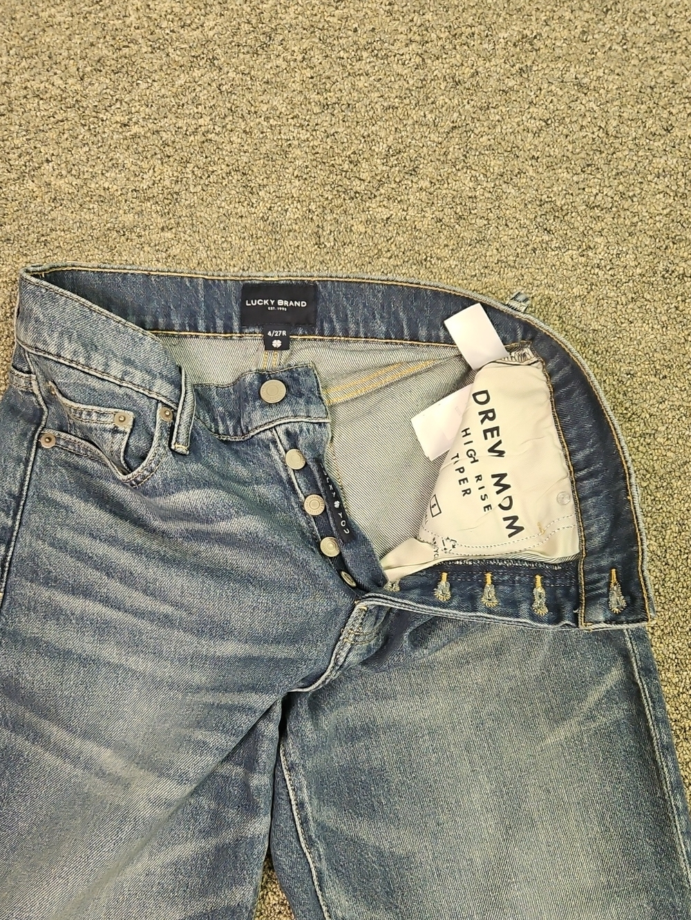 Lucky Brand  Straight Jeans in Light Blue Wash Drew Mom